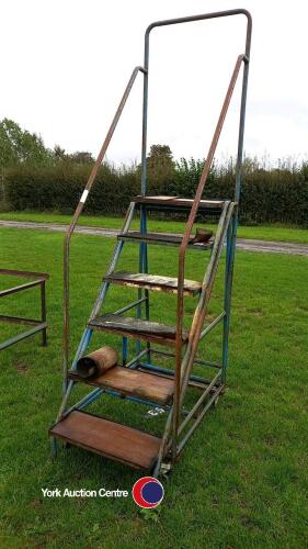 Mobile platform steps
