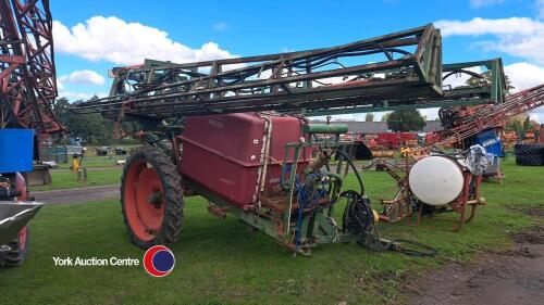 Trailed crop sprayer with hydraulic folding booms