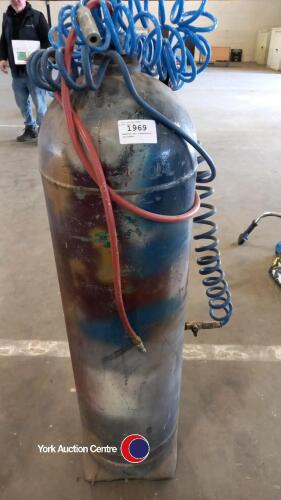 Remote air compressor cylinder