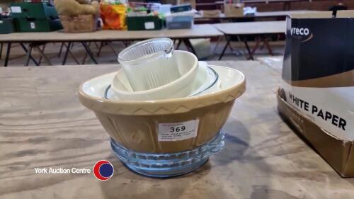Large cream mixing bowl, various Pyrex dishes and bowls