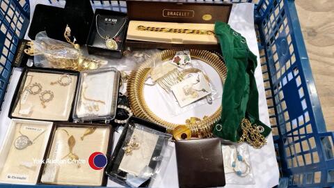 Tray of jewellery