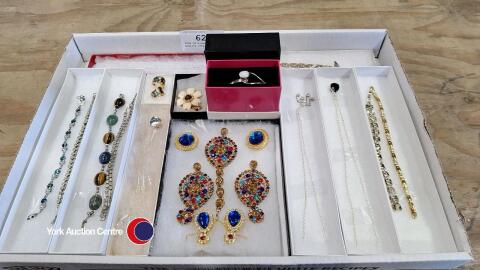 Tray of boxed good quality jewellery