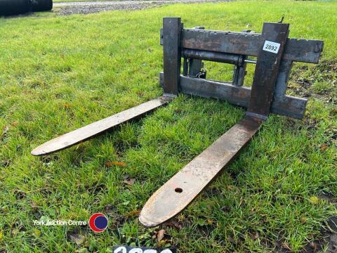 Forklift carriage plus a pair of forks