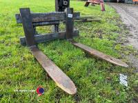Forklift carriage plus a pair of forks - 2