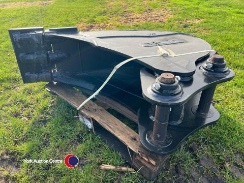 JCB 18in heavy duty bucket with 65mm pins