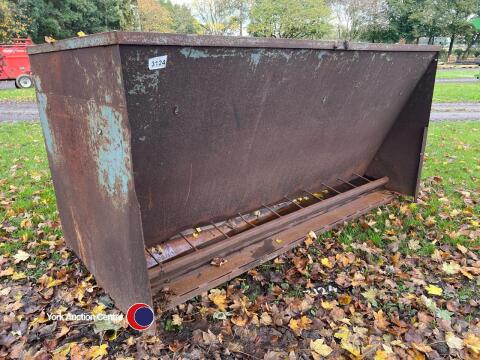 Double sided hogg/sheep feeder with shelter