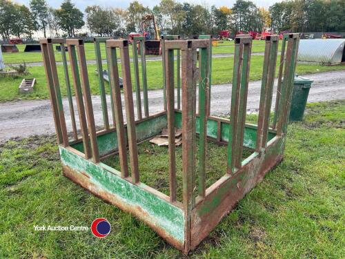 Hay feeder