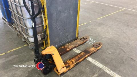 Hand pallet truck