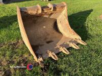 3ft digger bucket on 65mm pins - 2