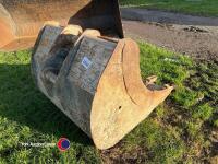 3ft digger bucket on 65mm pins - 4