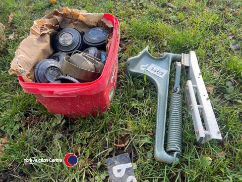 Clay pigeon trap and quantity of clays