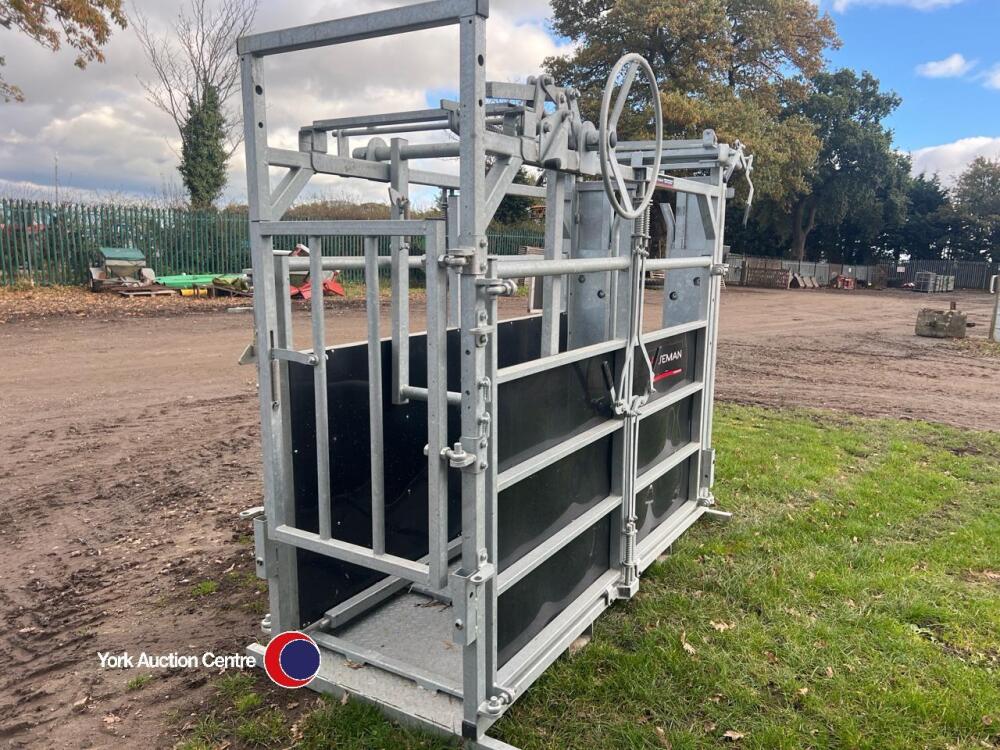 Bateman Devon clipping crush with revolving rump bar | York Machinery ...