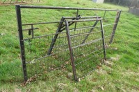 3 x gates, 1 x 10ft, 2 x 4ft