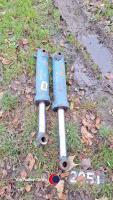 Pair of hydraulic matching rams, 30mm holes, no leaks when removed - 2