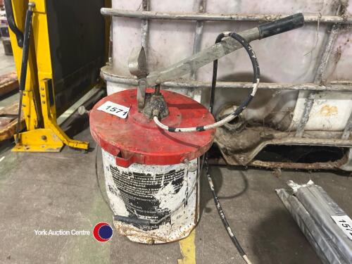 Grease bucket