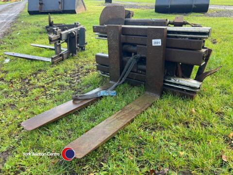 Forklift carriage plus a pair of forks