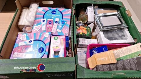 2 x boxes of gift sets including candles and pamper items