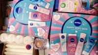 2 x boxes of gift sets including candles and pamper items - 2