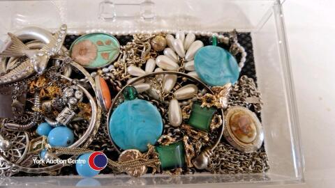 Tray of assorted costume jewellery