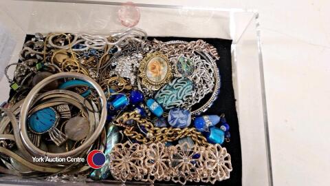 Tray of assorted costume jewellery