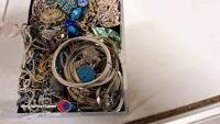 Tray of assorted costume jewellery - 3