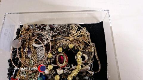 Tray of assorted costume jewellery