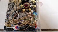 Tray of assorted costume jewellery - 3