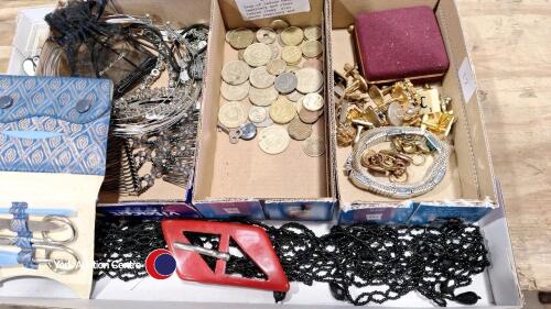 Tray of ladies hair jewellery and other ladies items, also gents jewellery and coins