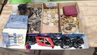 Tray of ladies hair jewellery and other ladies items, also gents jewellery and coins - 3