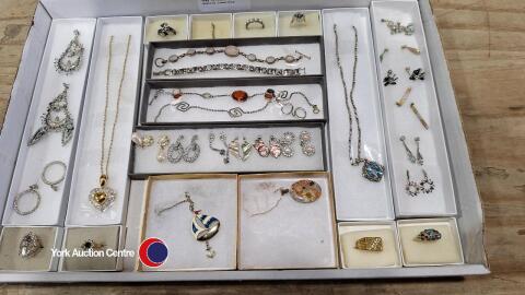 Tray of boxed good quality jewellery