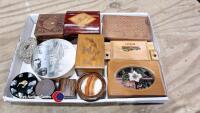 Tray of trinket boxes and other boxes containing jewellery