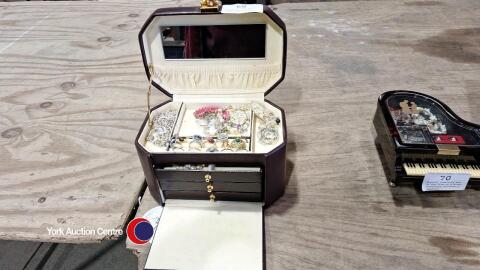 Jewellery case with handle and mirror containing jewellery