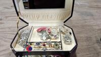 Jewellery case with handle and mirror containing jewellery - 6