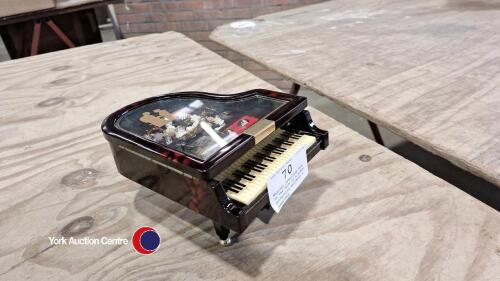 Musical jewellery box in the form of a piano containing children's jewellery