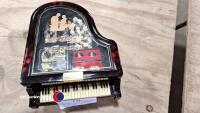 Musical jewellery box in the form of a piano containing children's jewellery - 2