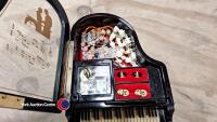 Musical jewellery box in the form of a piano containing children's jewellery - 3