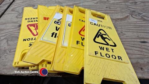 7 x Wet floor signs