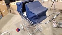 Child's Silver Cross pram. - 2