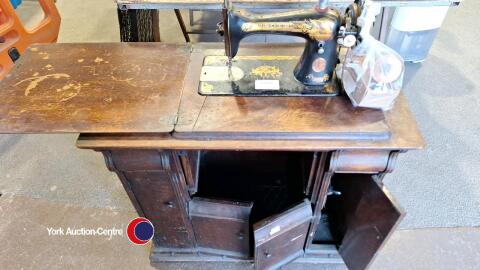 1934 Vintage Singer sewing machine in original wooden cabinet with purchase papers, wo