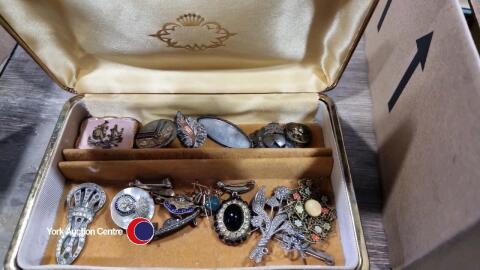 Quantity of antique brooches