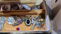 Quantity of antique brooches - 2