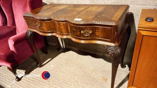 Walnut veneer mahogany sideboard with fluted front, 3 drawers and carved scrolled legs