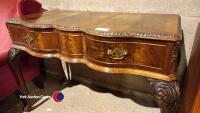 Walnut veneer mahogany sideboard with fluted front, 3 drawers and carved scrolled legs - 3