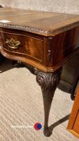 Walnut veneer mahogany sideboard with fluted front, 3 drawers and carved scrolled legs - 4