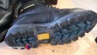 Safety boots Size UK 8 and gloves x 10 pairs - 3