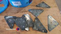 50 x triangle fixing plates - 3