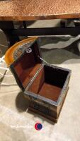 Wooden box with lift up lid. - 3