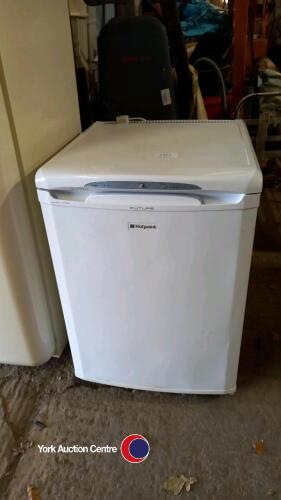 Hotpoint FZA36P freestanding freezer, 3 large drawers, bottom drawer cracked but functional, 2ftx2ftx32in, gwo
