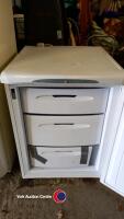 Hotpoint FZA36P freestanding freezer, 3 large drawers, bottom drawer cracked but functional, 2ftx2ftx32in, gwo - 3