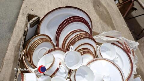 Large quantity of Paragon Holyrood tea/dinnerware